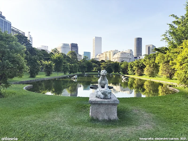 Conjunto de amendoeiras e jardim da Praça Paris e Praça Marechal Deodoro — foto 1