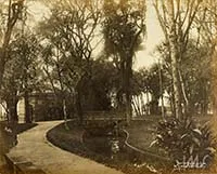 Trecho do jardim do Passeio Público, à esquerda, o Aquário de água salgada — foto 1