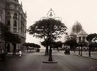 Avenida Rio Branco, após substituição da iluminação a gás por lâmpadas incandescentes; ao fundo, o Palácio Monroe — foto 1
