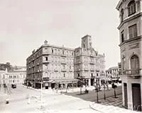 Hotel Avenida, atual edifício Avenida Central, e ao fundo, o antigo prédio da Imprensa Nacional — foto 1