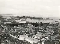 Praça XV de novembro e arredores vistos do alto do morro do Castelo, ao fundo, Ilha das Cobras e ponte Almirante Alexandrino — foto 1