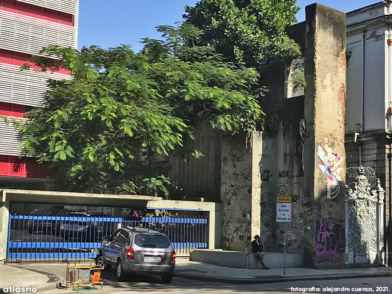 Muro escultórico e paisagismo do Hospital Souza Aguiar (Obra de Burle Marx) — foto 1